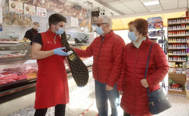 «Dos jamones de bellota, por favor; que ya va siendo hora de probarlo»