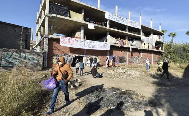 Desalojan y tabican un bloque ocupado por medio centenar de inmigrantes en el barrio murciano de San Pío X