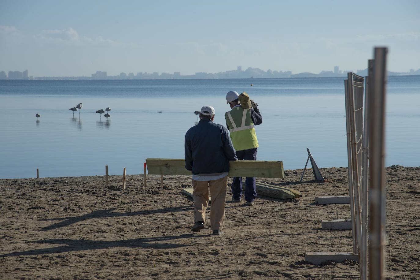 Comienzan las obras para instalar un balneario en la playa de Los Urrutias
