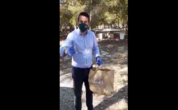 El alcalde de Albudeite, indignado con los «marranos» que llenan de basura el paraje de la Muela