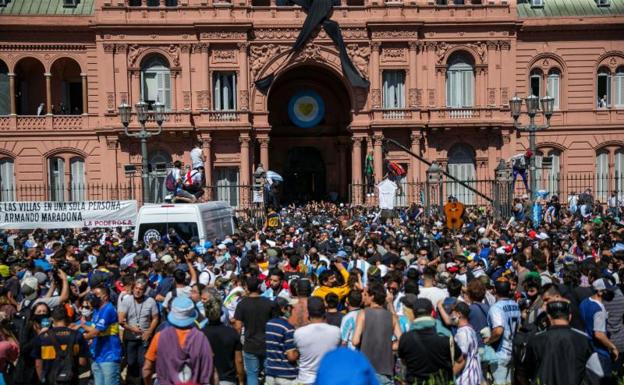 Argentina despide entre incidentes a su dios eterno