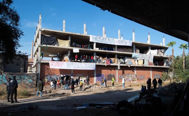 Uno de los okupas de San Pio X atacó a los policías con un cristal y un serrucho