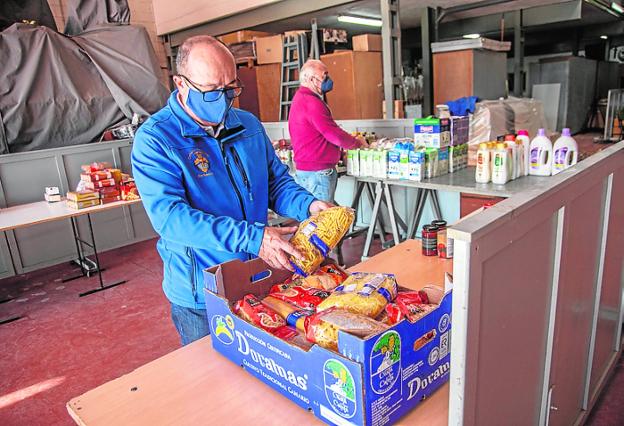 Marrajos y Resucitados recogen alimentos y dinero para Cáritas