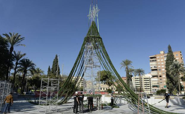 El Árbol de Navidad de Murcia se queda sin talleres ni espectáculos