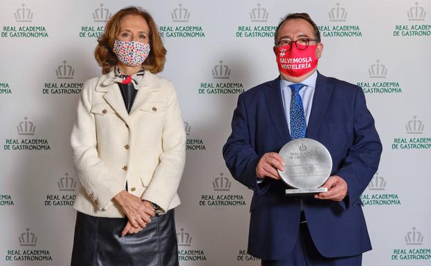 La Real Academia de Gastronomía premia la solidaridad de los hosteleros