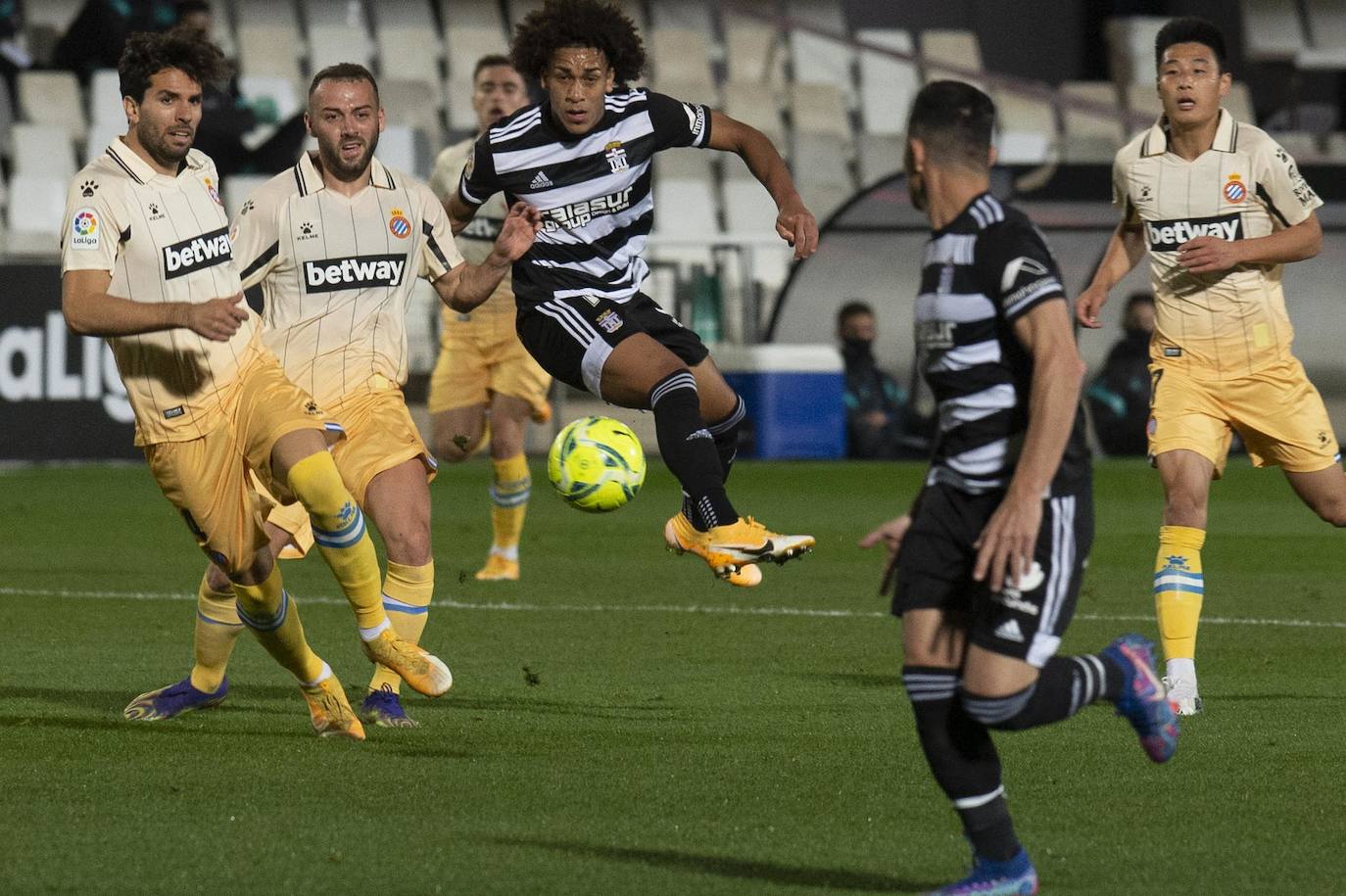 El Cartagena tira el trabajo por la borda