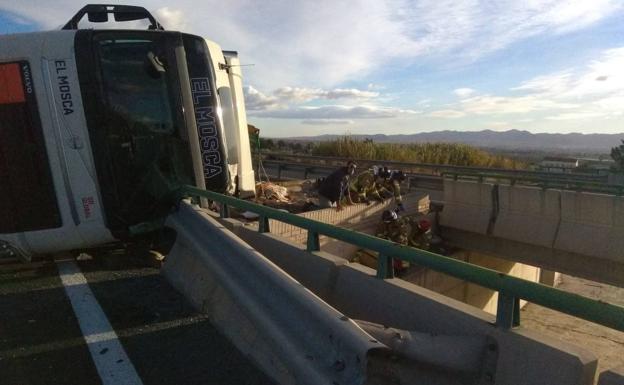 Herido grave el conductor de un camión al volcar en la A-7, a la altura de Lorca