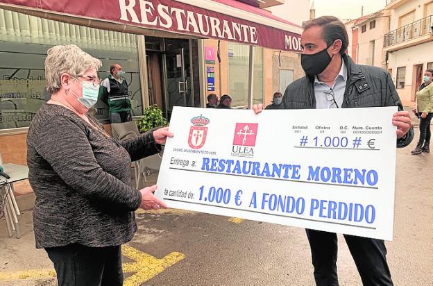 Un «alivio» en forma de cheque para un restaurante de Ulea