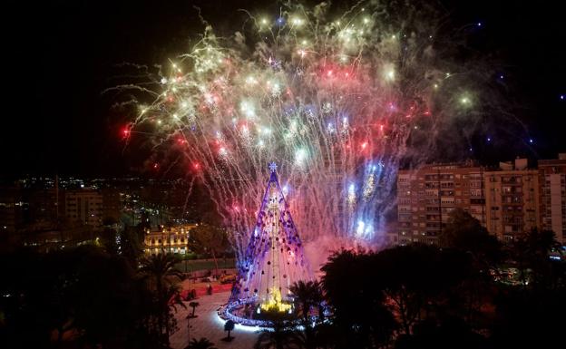 El árbol de Navidad de Murcia ya brilla en la plaza Circular