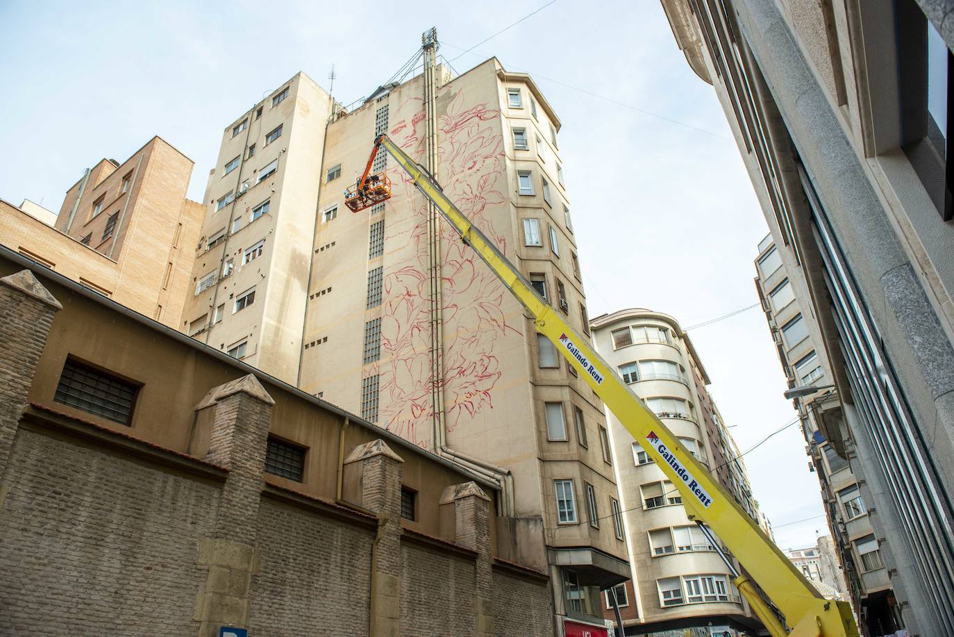 Un mujer envuelta en flores decorará un gran mural en Murcia