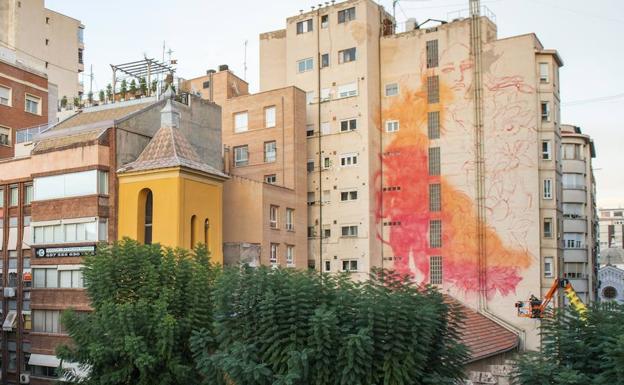 Una mujer envuelta en flores decorará un gran mural en Murcia