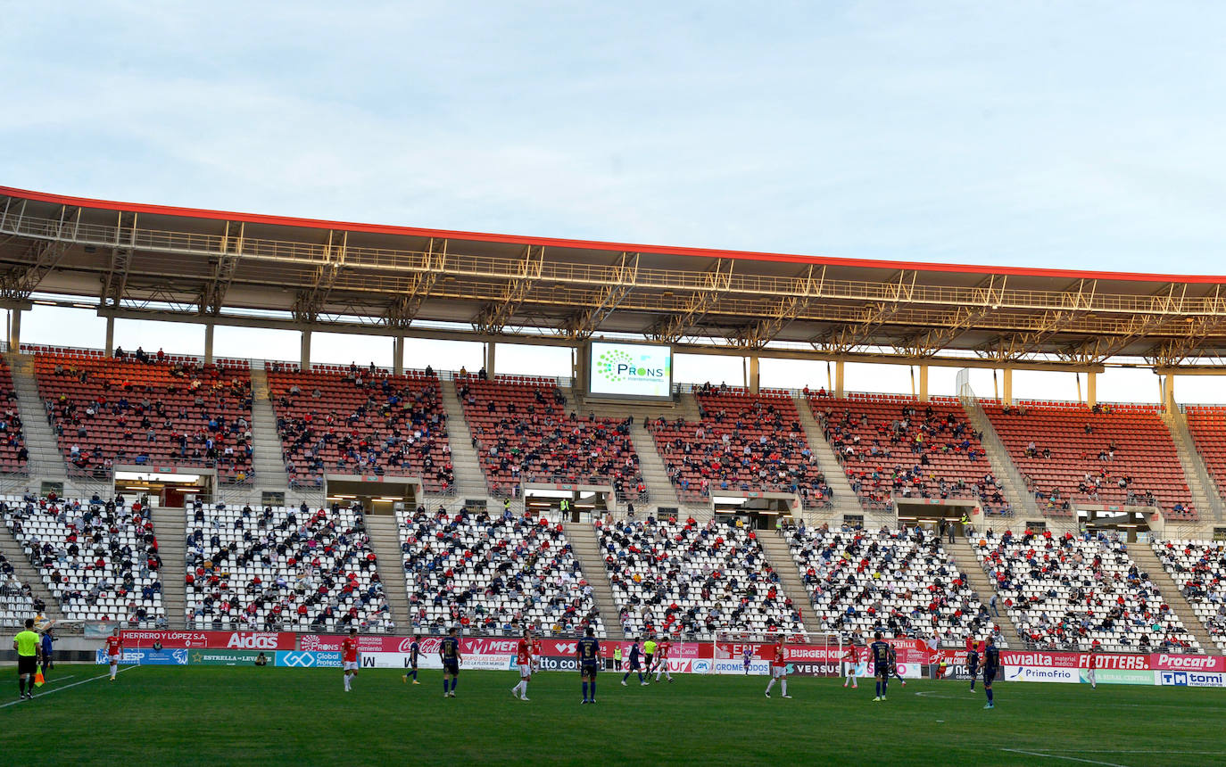 Un derbi con público, pero sin colorido en la previa