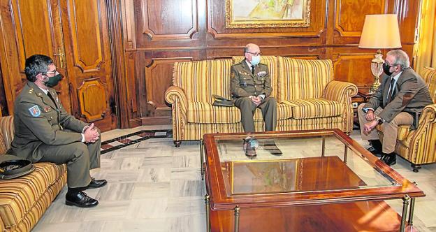 Alberto Castillo recibe en Cartagena a los jefes del RAAA 73