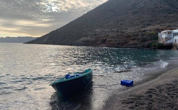 Doce inmigrantes llegados en patera a La Azohía y El Portús son llevados a Escombreras