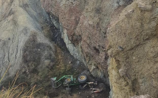 Hospitalizado un hombre en Ricote tras caer por un barranco con su tractor