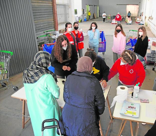 Cruz Roja entrega a 250 familias de Cartagena comida para pasar la Navidad