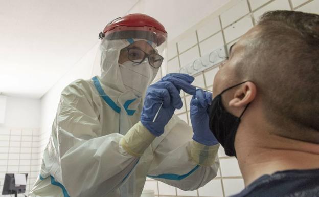 La tasa de positividad en la Región cae al 3% en otro día con seis muertos