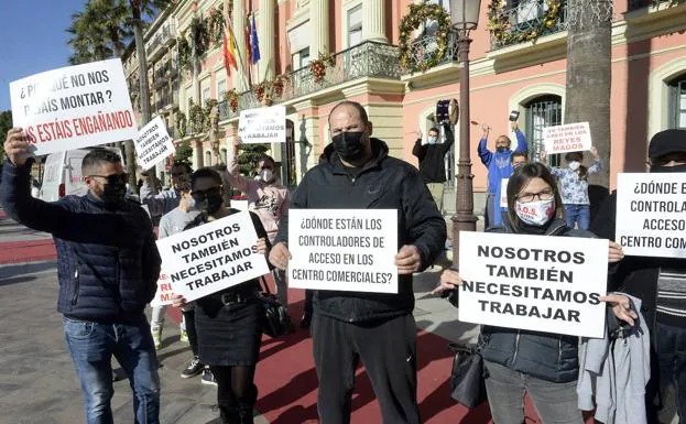 Cacerolada de los feriantes en Murcia por el retraso en el permiso para instalarse