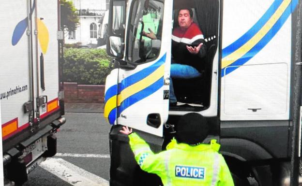 Francia levanta el bloqueo a miles de camioneros, pero les exige un test para cruzar