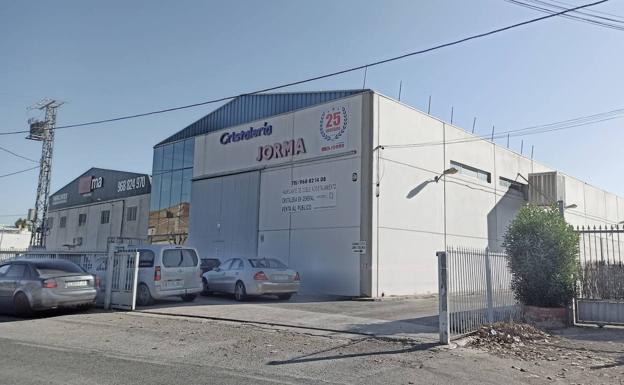 Fallece un joven de 21 años tras sufrir un accidente laboral en una empresa de cristalería en Beniaján