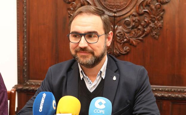 El alcalde de Lorca también acaba imputado por la adjudicación sin concurso a Cruz Roja
