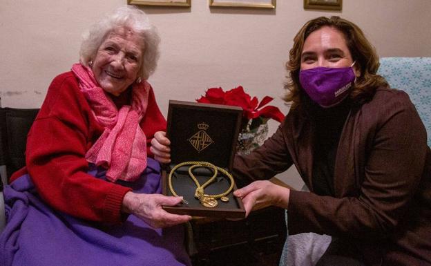 La histórica lorquina 'Niña del Gancho' recibe la Medalla de Oro de Barcelona al mérito deportivo