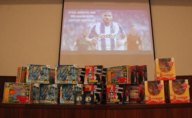 El futbolista murciano Portu dona más de 30 juguetes para familias vulnerables de Beniel