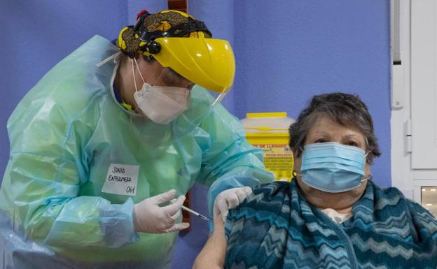 Josefa Martínez, de 83 años, recibe la primera dosis de la vacuna contra la Covid en la Región