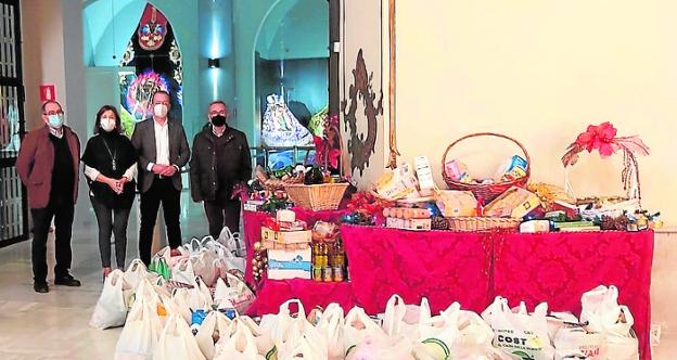 El Paso Blanco de Lorca dona 500 kilos de alimentos