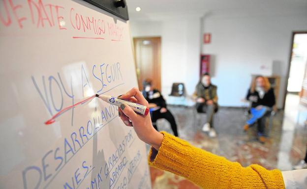 Adicción por defecto, reinvención por necesidad