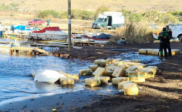 Hallan tres toneladas de hachís fondeado en las playas de Portmán
