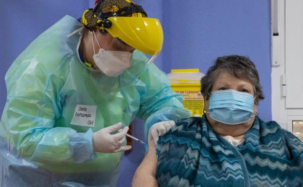 Josefa recibe la primera de las 335 vacunas con las que arranca «el principio del fin» en la Región