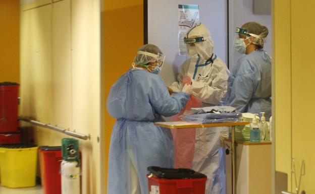 El fuerte incremento de casos hasta 438 hace «saltar las alarmas» en la Consejería de Salud