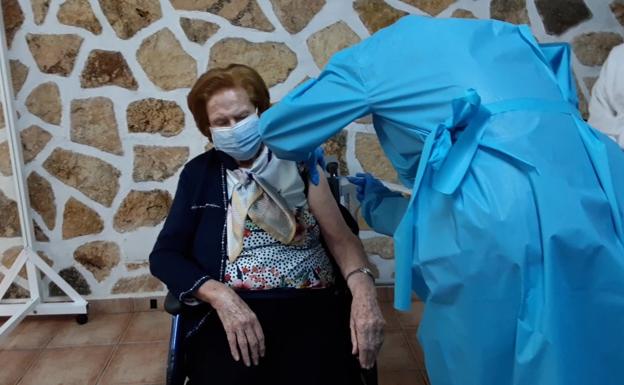 Al menos 200 trabajadores de residencias de mayores se niegan a recibir la vacuna