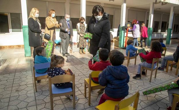 Medio centenar de menores tutelados en Cartagena y Murcia reciben sus regalos de Navidad