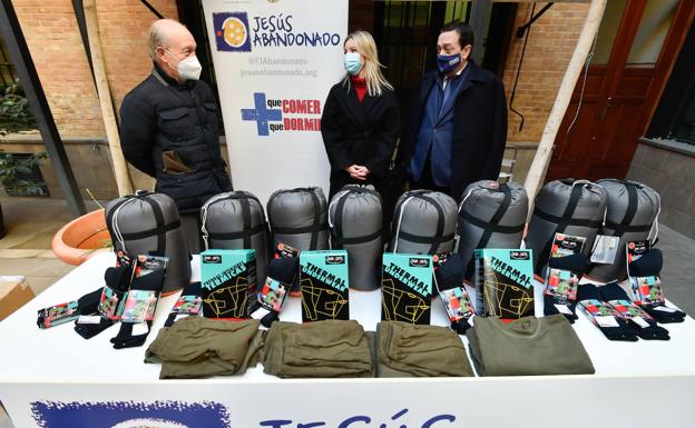 La Consejería de Empresa y Croem donan sacos de dormir y material de abrigo a Jesús Abandonado