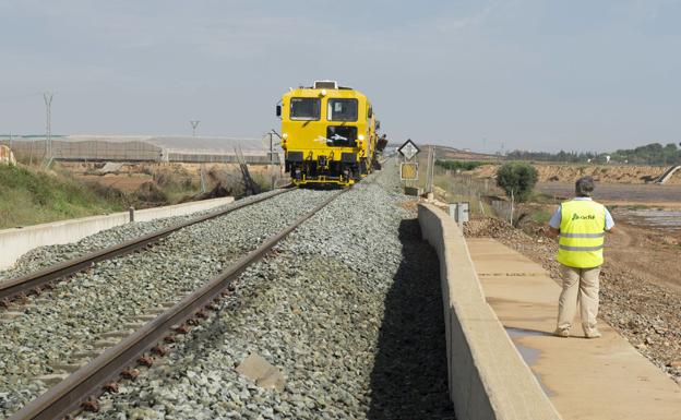 Adif suspende la redacción de los proyectos del AVE entre Murcia y Cartagena y revisa la seguridad de la línea