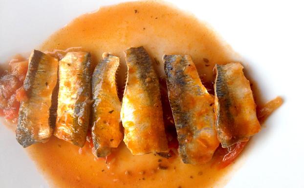 Sardinas sobre chanfaina de aceitunas