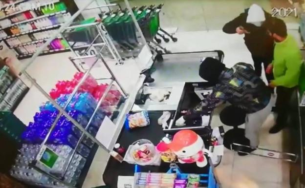 Dos encapuchados atracan un supermercado a punta de pistola en Zarandona