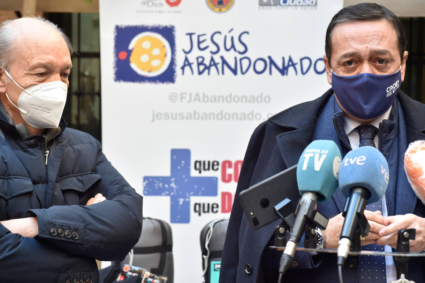 La Consejería de Empresa y Croem donan material de abrigo a Jesús Abandonado