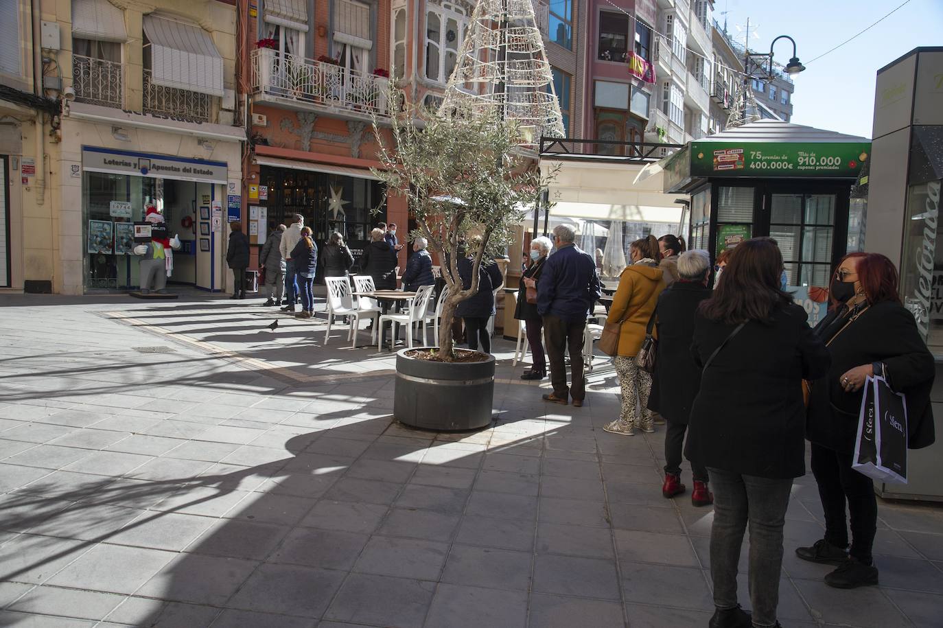 Largas colas en Cartagena por el sorteo del Niño