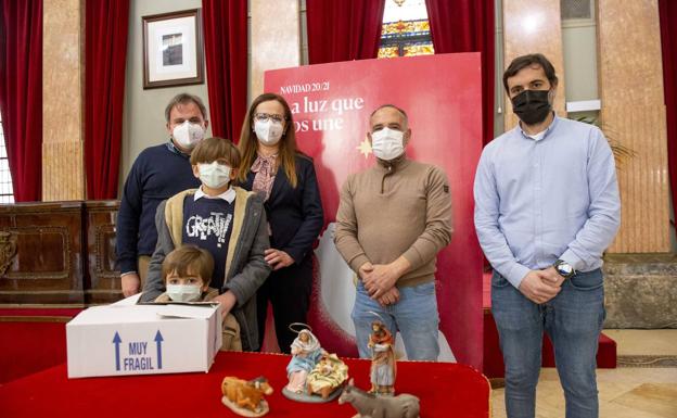 Los maestros artesanos de Puente Tocinos confeccionan dos nacimientos para los ganadores de 'Enseña Tu Belén'