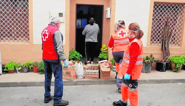 Cruz Roja reparte alimentos a 800 familias de Murcia más por la crisis de la Covid