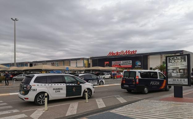 Retenidos por la Guardia Civil dos hombres por el altercado del centro comercial de Lorca