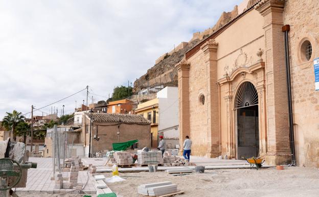 Las obras en el atrio de Santa María de Lorca sacan a la luz un aljibe del siglo XII