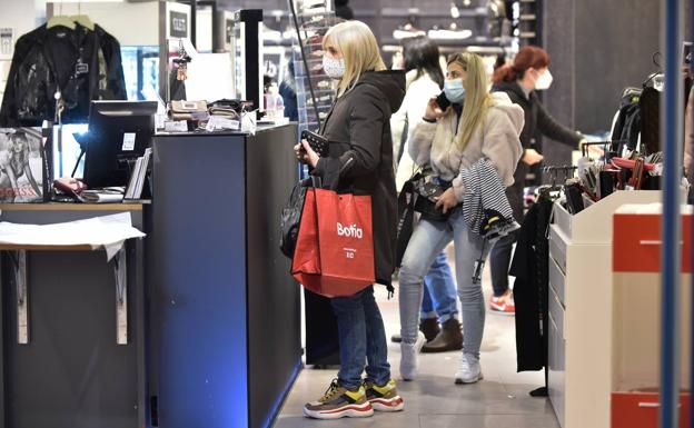 Más de la mitad de los murcianos comprarán menos en las rebajas