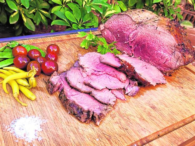 Roast beef con su salsa y patatas panadera