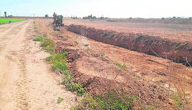 Denuncian la construcción de motas en parcelas de Los Alcázares para desviar el agua de lluvia