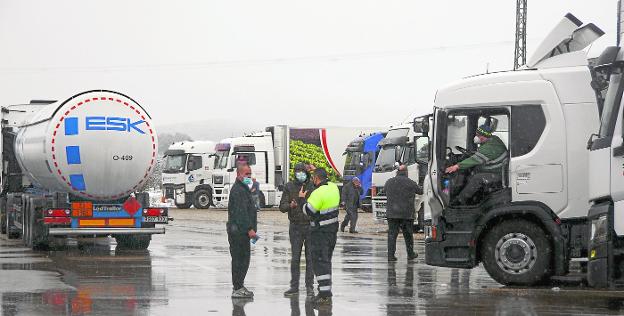 'Filomena' deja a cientos de camioneros atrapados en la carretera