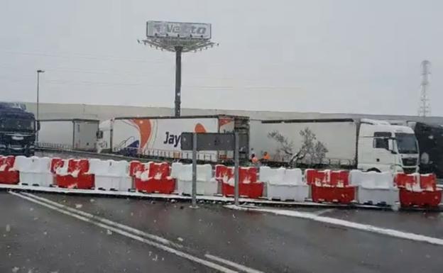 El temporal atrapa a cientos de camioneros murcianos